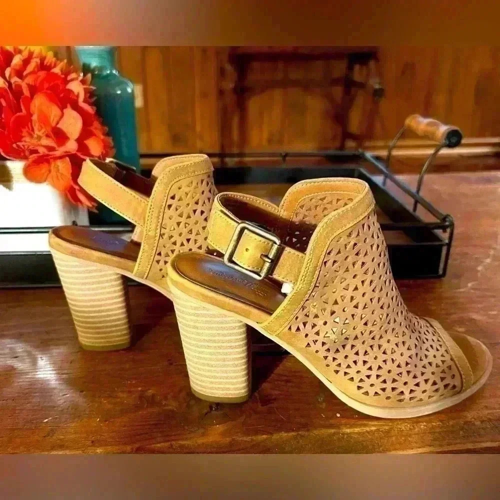 3” Dress heels, Universal Thread women’s size 6 chunky sandals, tan, Easter